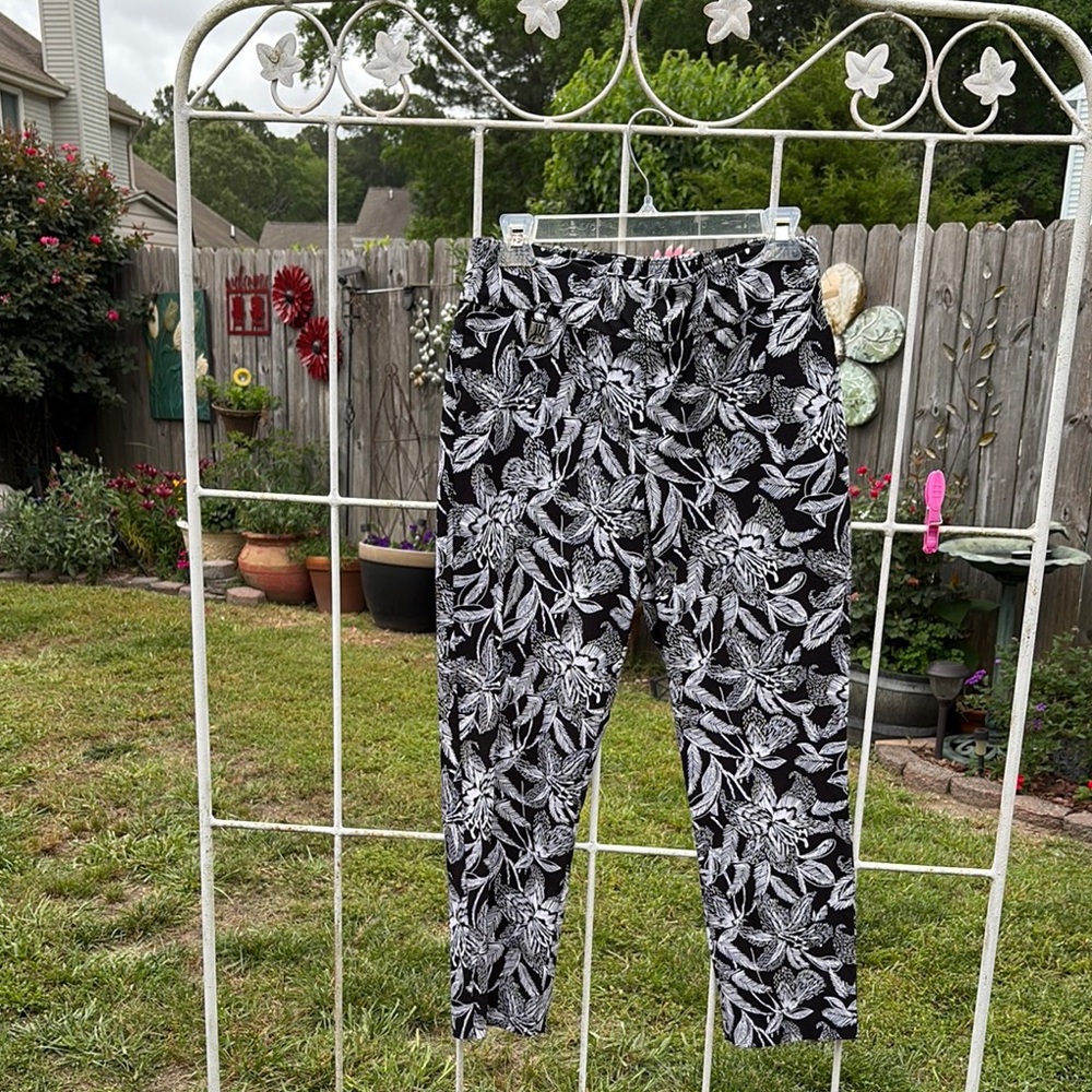 Joseph Ribkoff Monochrome Leaf Pattern Trousers - image 1